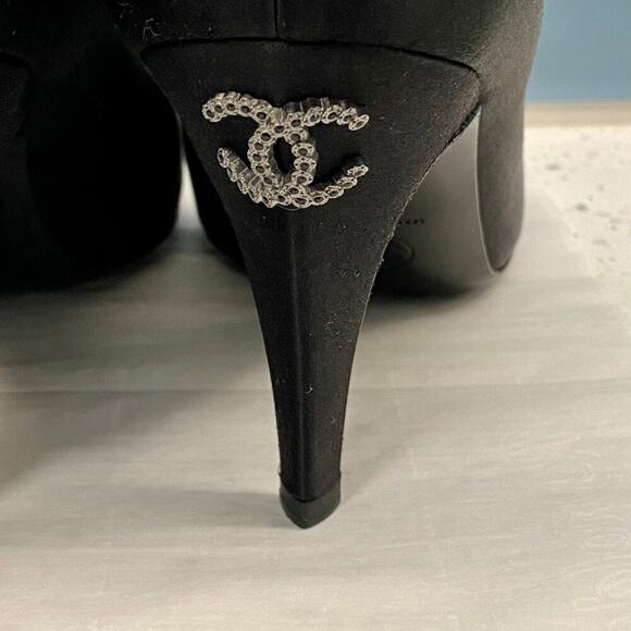 Chanel 2012 Interlocking CC Logo Lagerfeld Satin Crystal Pumps 38.5 Box Dust Bag - Picture 14 of 16